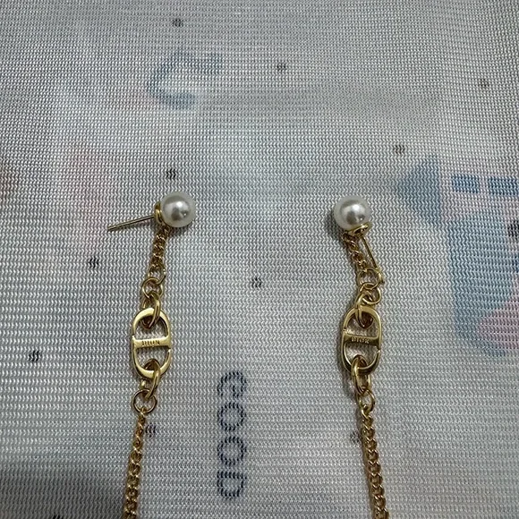 Dior Pearl Earrings With Integrated Buckle And Logo Embellishment - Picture 3 of 5